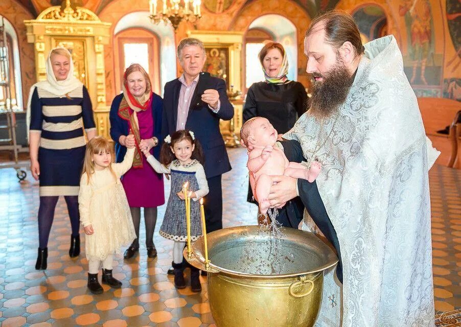Крещение в церкви. Крещение в храме. Крестины ребенка. Крещение детей в церкви.