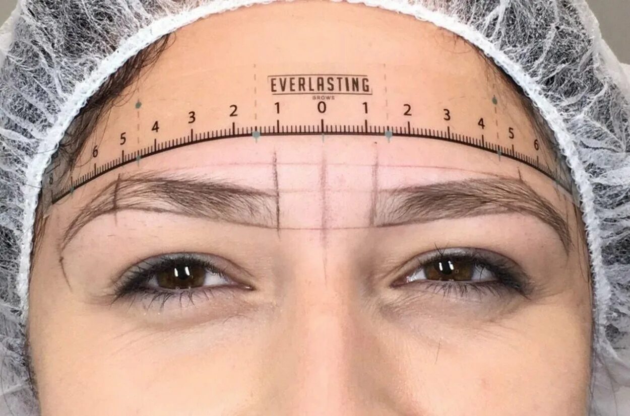 Как пользоваться линейкой для построения бровей. Коррекция бровей разметка. Измерение лица линейкой. Мерит лицо. Разметка бровей по линейке.