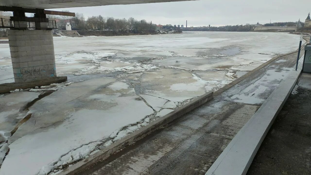 Ледоход псков. Псков ледоход. Ледоход на Великой в Пскове. Ледоход на реке. Весенний ледоход на реке.