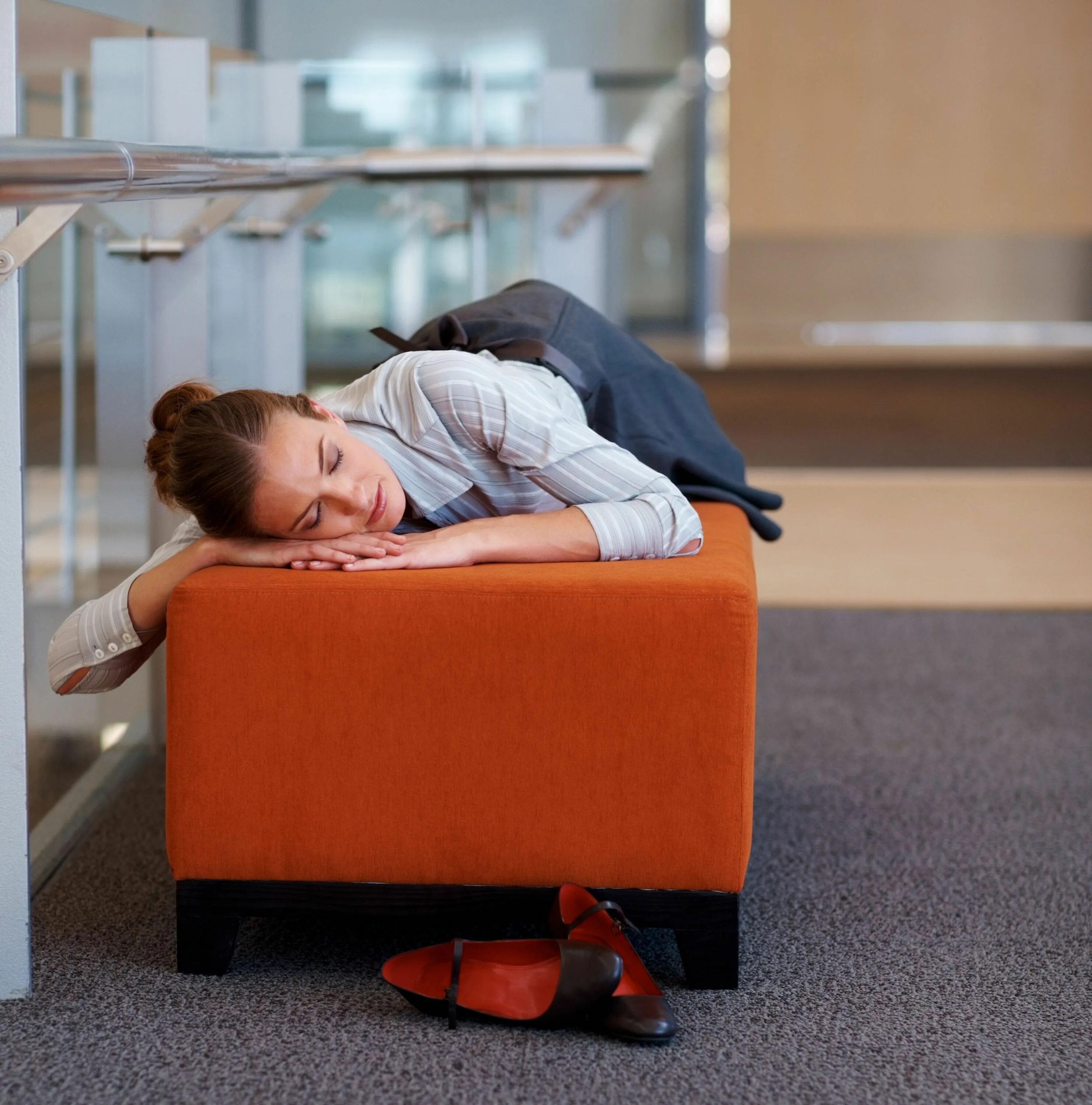 Очень сильно устал на работе. Очень сильно устал на работе. Устала на работе смешные. Очень сильно устал на работе. Человек за компьютером.