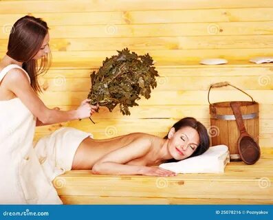 Jonge vrouwen in sauna. 