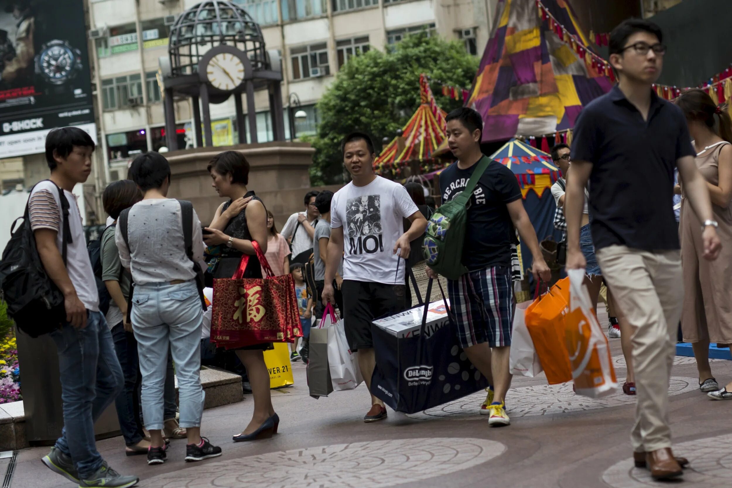 Настоящая китайская. Шоппинг в Китае. Китайцы шоппинг. Сингапур шоппинг. Люди в Китае прохожие.