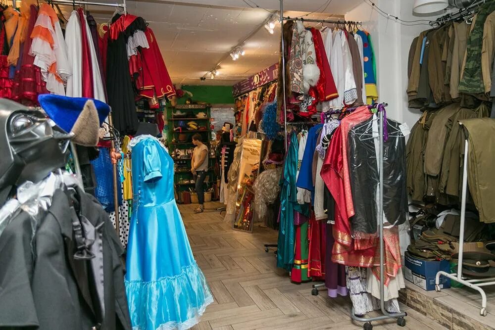 Маленький шоу рум одежды. Прокат одежды спб. Шоу рум женской одежды. Шоу рум вечерней одежды. Лофт проект этажи спб магазины.