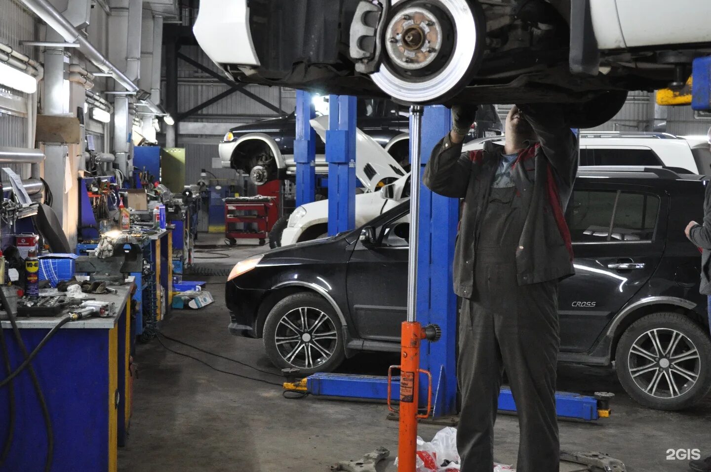 Сервис кар киров. Автосервисы в кирове. автосервис в кирове весенняя. auto service background. car service book.