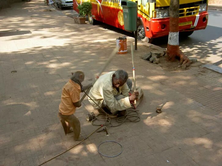 Чистильщики. Чистильщики в закрытых городах. Чистильщик разбор. Индия неприкасаемые чистильщик канализации. Чистильщик канализационных тоннелей и каналов.