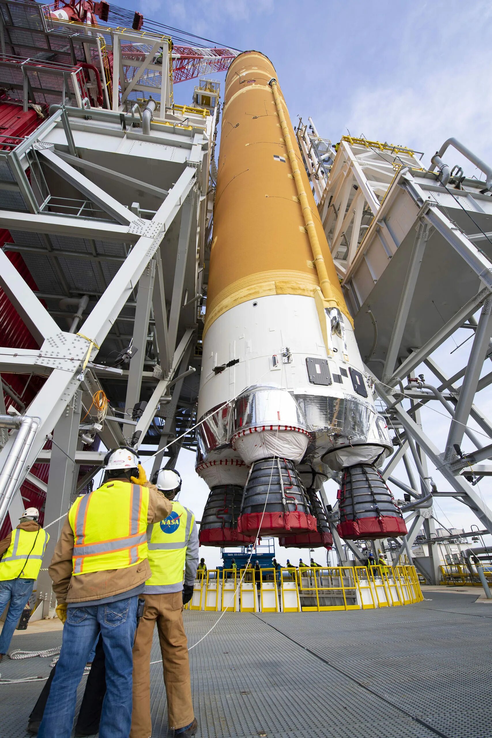 Launched into space. Sls наса ракета. сверхтяжелая ракета sls. sls ракета ступени. space launch system (sls).