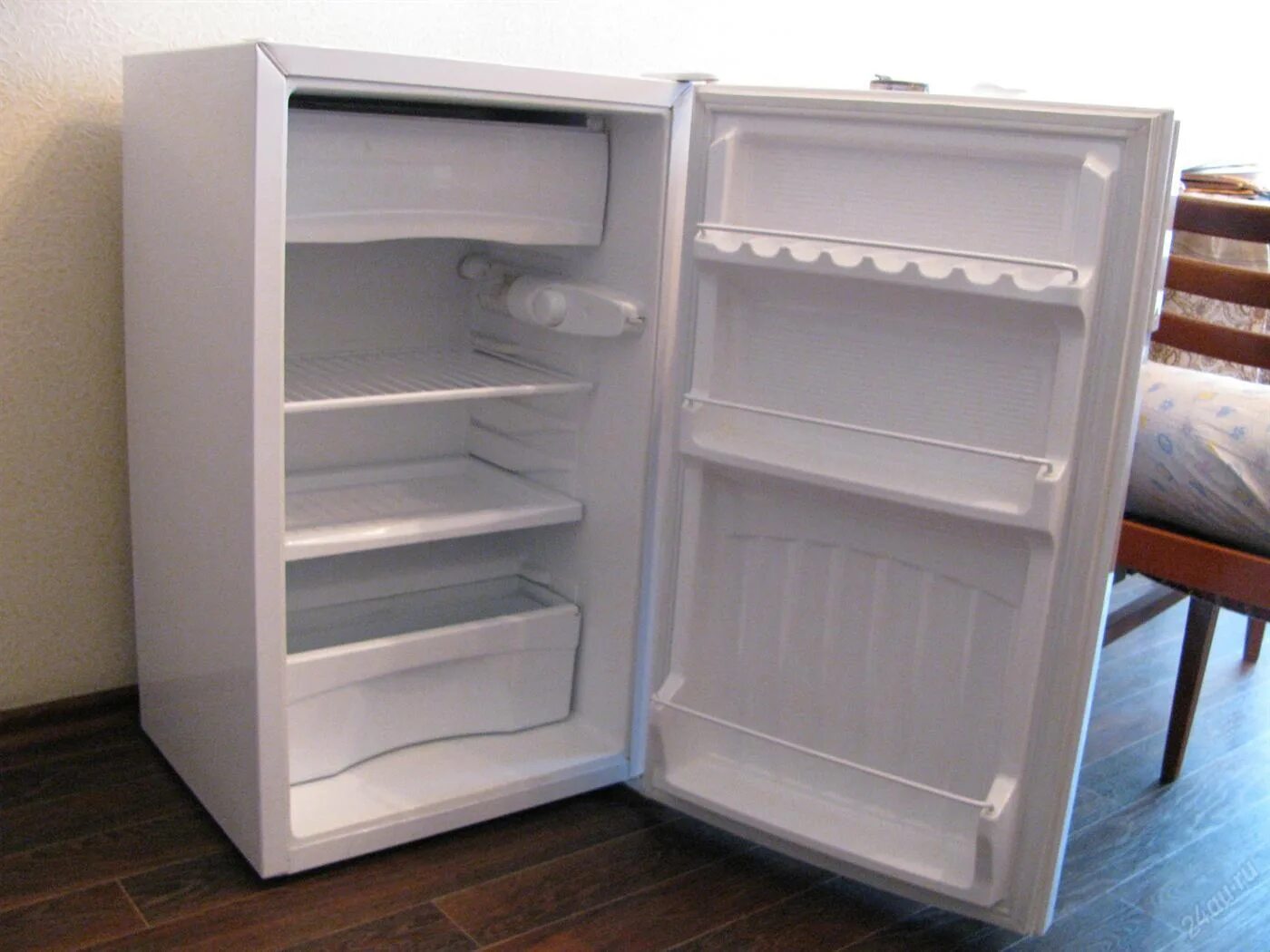 Холодильник небольшой. Мини холодильник бытовой. Маленькая холодильник. Мини холодильник недорогой.