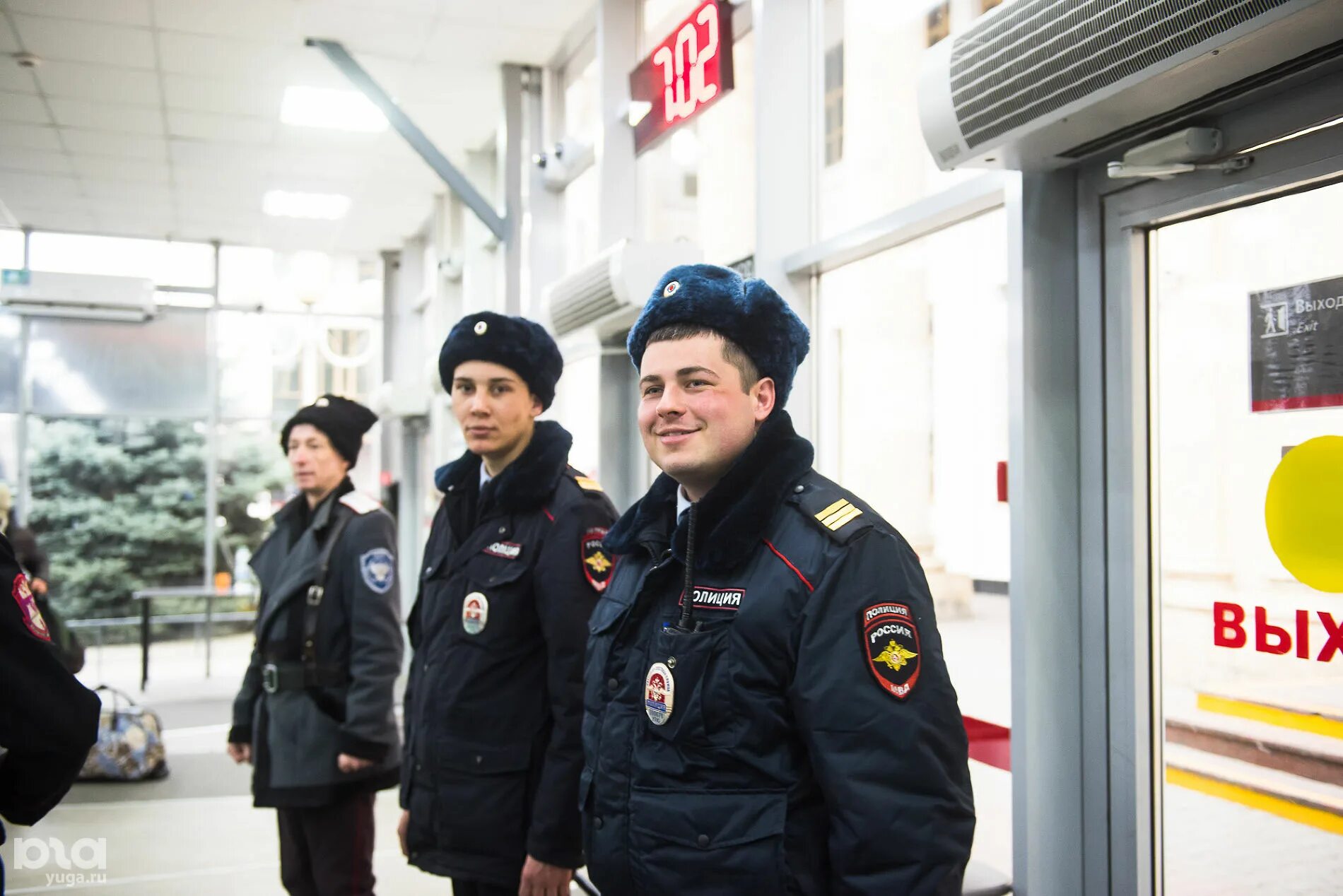 Управление полиции города краснодара. Форма транспортной полиции. Полицейский на вокзале. Полиция на вокзале. Полиция на ЖД вокзале.