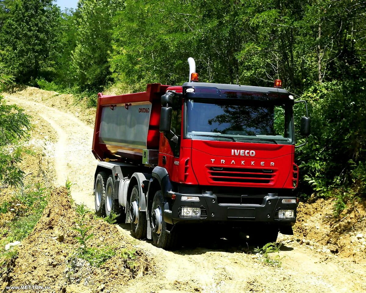 Перегон грузовиков. Грузовик Iveco Trakker. Ивеко Траккер самосвал. Iveco Trakker 6x4 тягач. Перегон грузовых автомобилей.