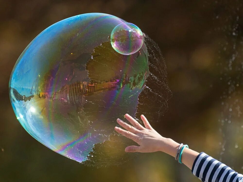 Мыльные пузыри. Радужные мыльные пузыри. Огромные мыльные пузыри. Мыльный пузырь лопается.