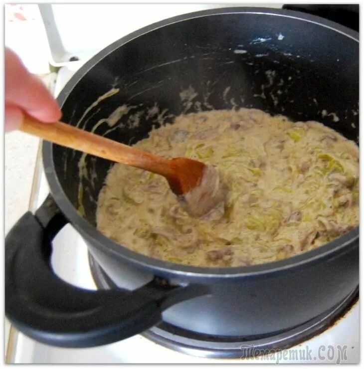 Гречка с подливкой с фаршем. Соус для гречки. Гречка с курицей в сливочном соусе. Гречка с мясной подливой. Пюре с томатной пастой.