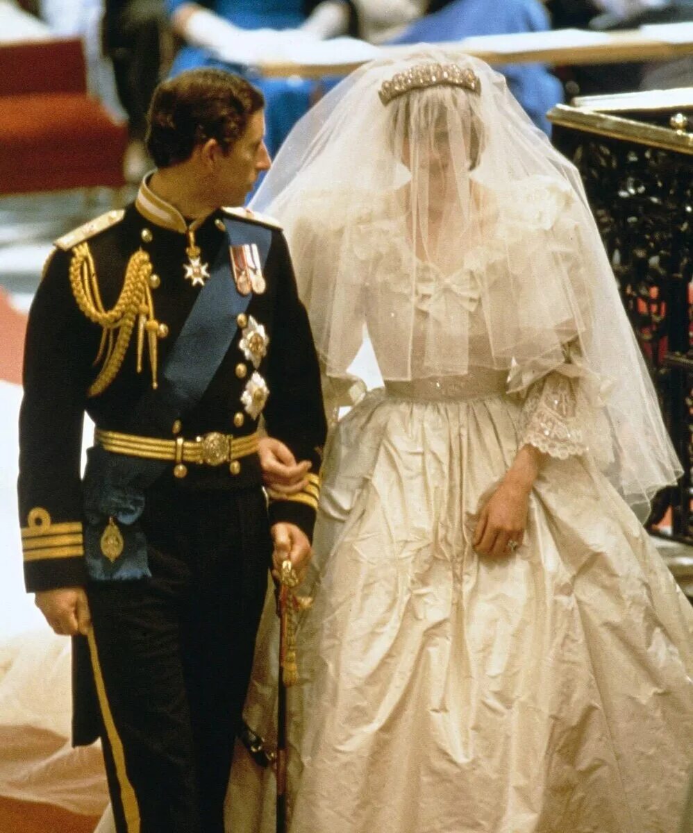10 details to know about Princess Diana's wedding dress