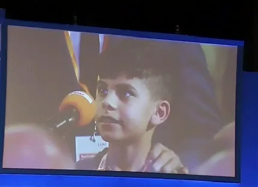 Добрые дела в санкт-петербурге. Текст для вставки слов игра. Текст для вставки слов игра. Мальчик лечит собаку. Мальчик поблагодарил друга за то что.