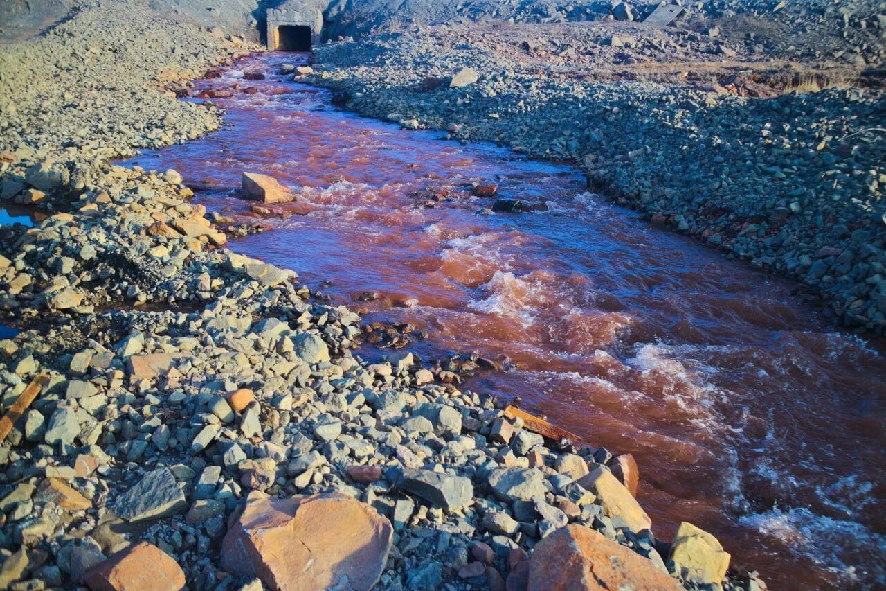 Норникель красные реки. Красная река Далдыкан. Река Далдыкан в Норильске. Красные реки Норильска далдыкян. Река красненькая