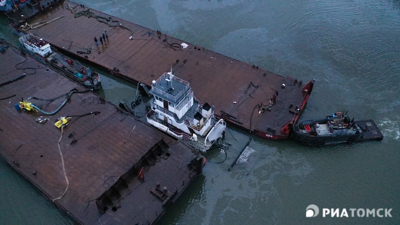 Затонувший корабль Кронштадт. Теплоход РБТ. Баржа Томск. Затонувшая баржа. Песня утонули корабли