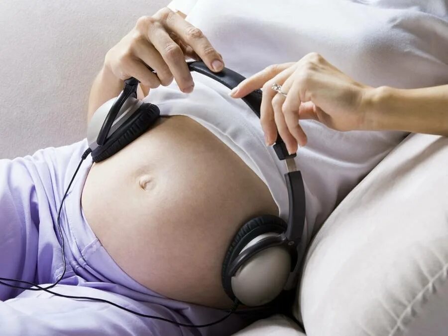 Музыка для малышей в животике. Музыкотерапия для беременных. Наушники на беременный живот. Прослушивание беременных.