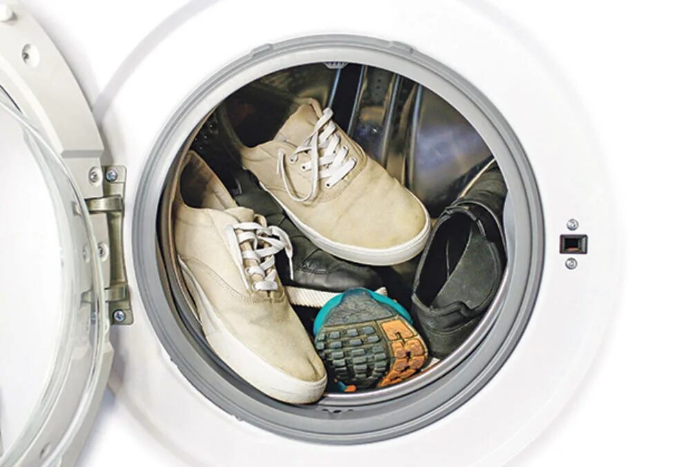 Как правильно стирать кроссовки в автомате. Кроссовки в стиральной машине. Стиральная машина для кроссовок. Стиральная машина для обуви. Стирка обуви в стиральной машине.