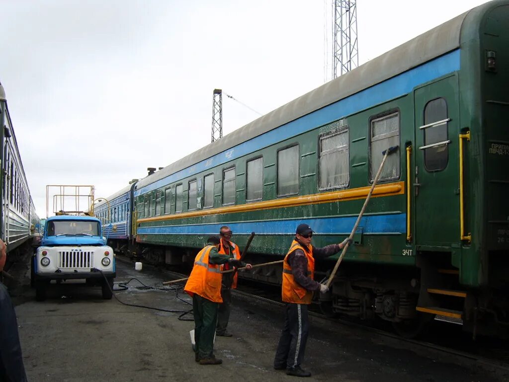 Экипировка пассажирских вагонов водой и углем. Экипировка пассажирских вагонов. Уборка вагона. Мойка жд вагонов. Экипировка пассажирских вагонов топливом.