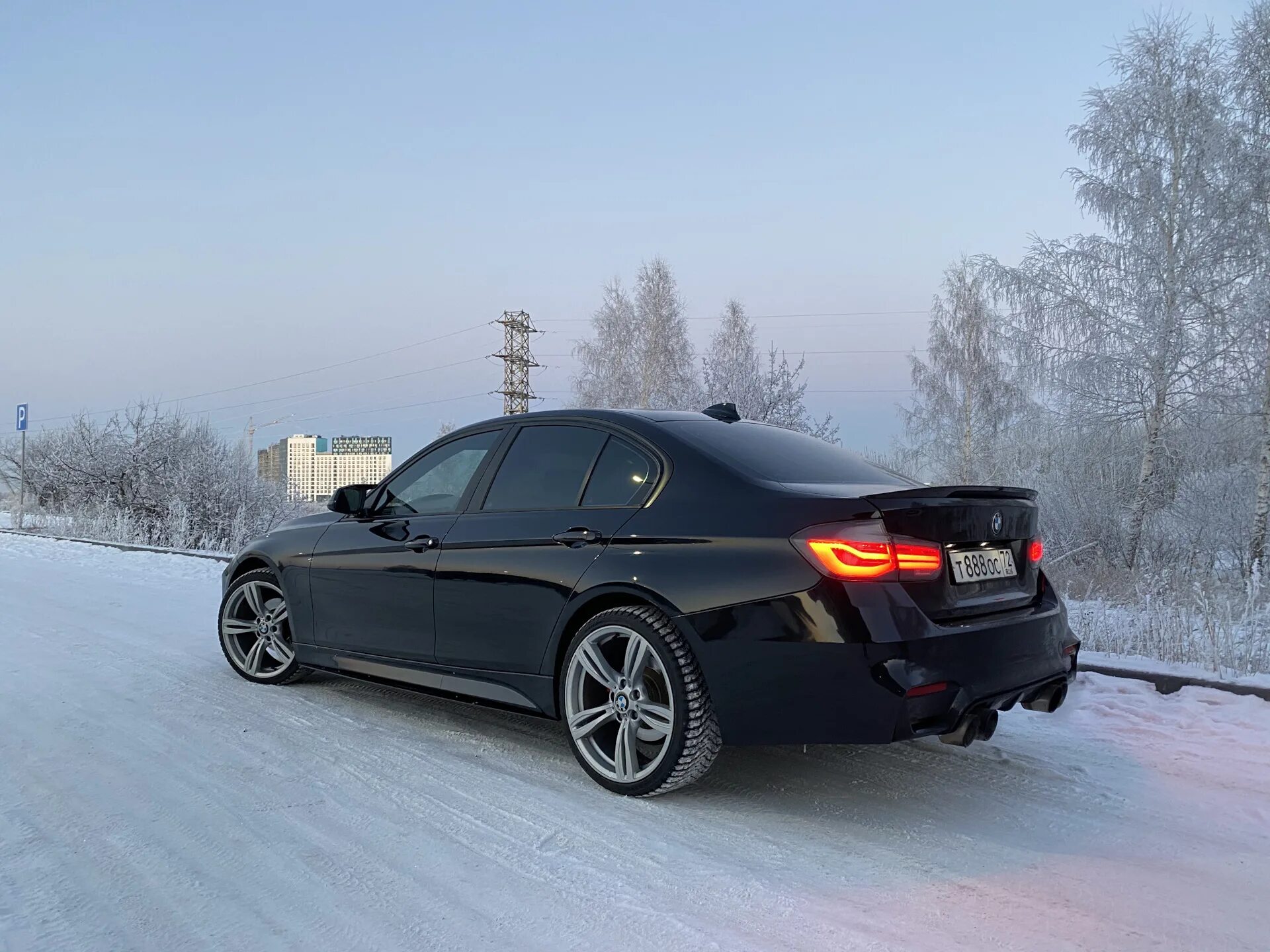5 в 30 зимой. Bmw f30 зимой. bmw f30 с прицепом. бмв f30 зимой ночью. bmw f30 в метель.