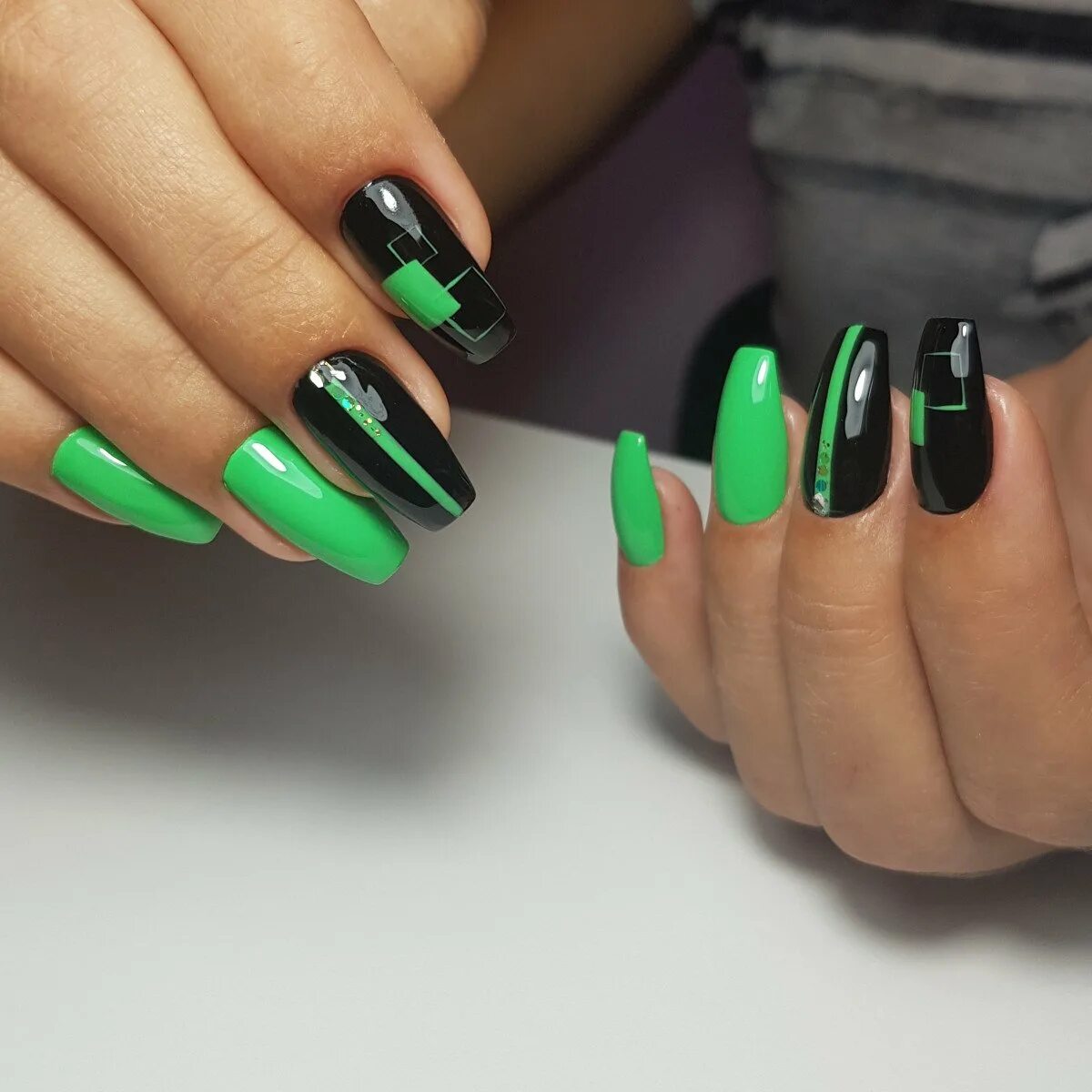Ногти длинные острые. Маникюр 2022 кошачий глаз зеленый. Маникюр изумрудного цвета. Дизайн ногтей зеленый. Маникюр зеленый.