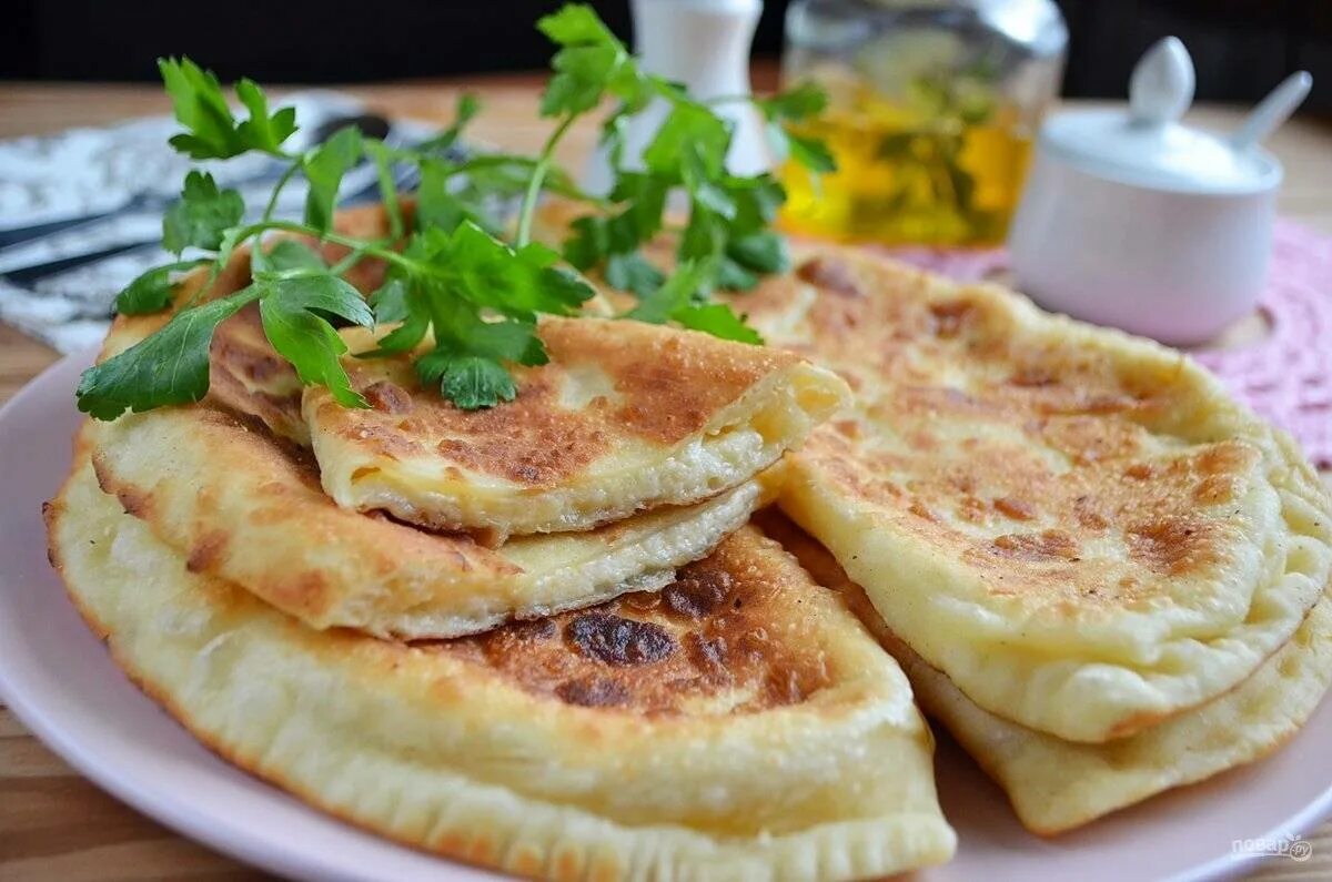 Лепешки с творогом и сыром на сковороде. Хачапури мчади. Самепо хачапури. Хачапури "проще не бывает". Рачинские хачапури.