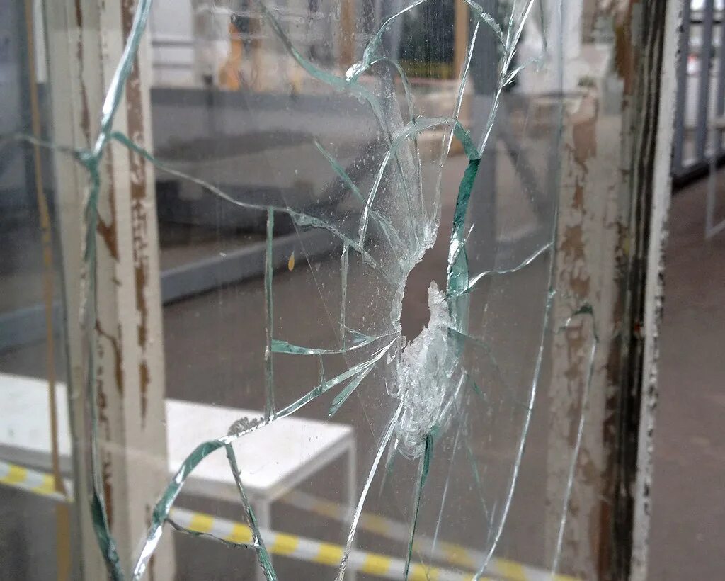 Стекло окно. Разбитое оконное стекло. Треснутое стекло. Разбитый стеклопакет.