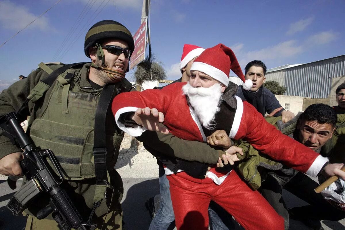 Армейский дед. Военный новый год. Военный Санта. Новогодний солдат. Дед Мороз в военной форме.