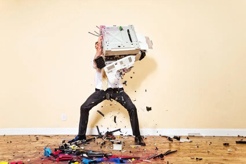 На работе сломать человека. Ломает ноутбук. Человек ломается. Стресс за компьютером. На работе сломать человека.