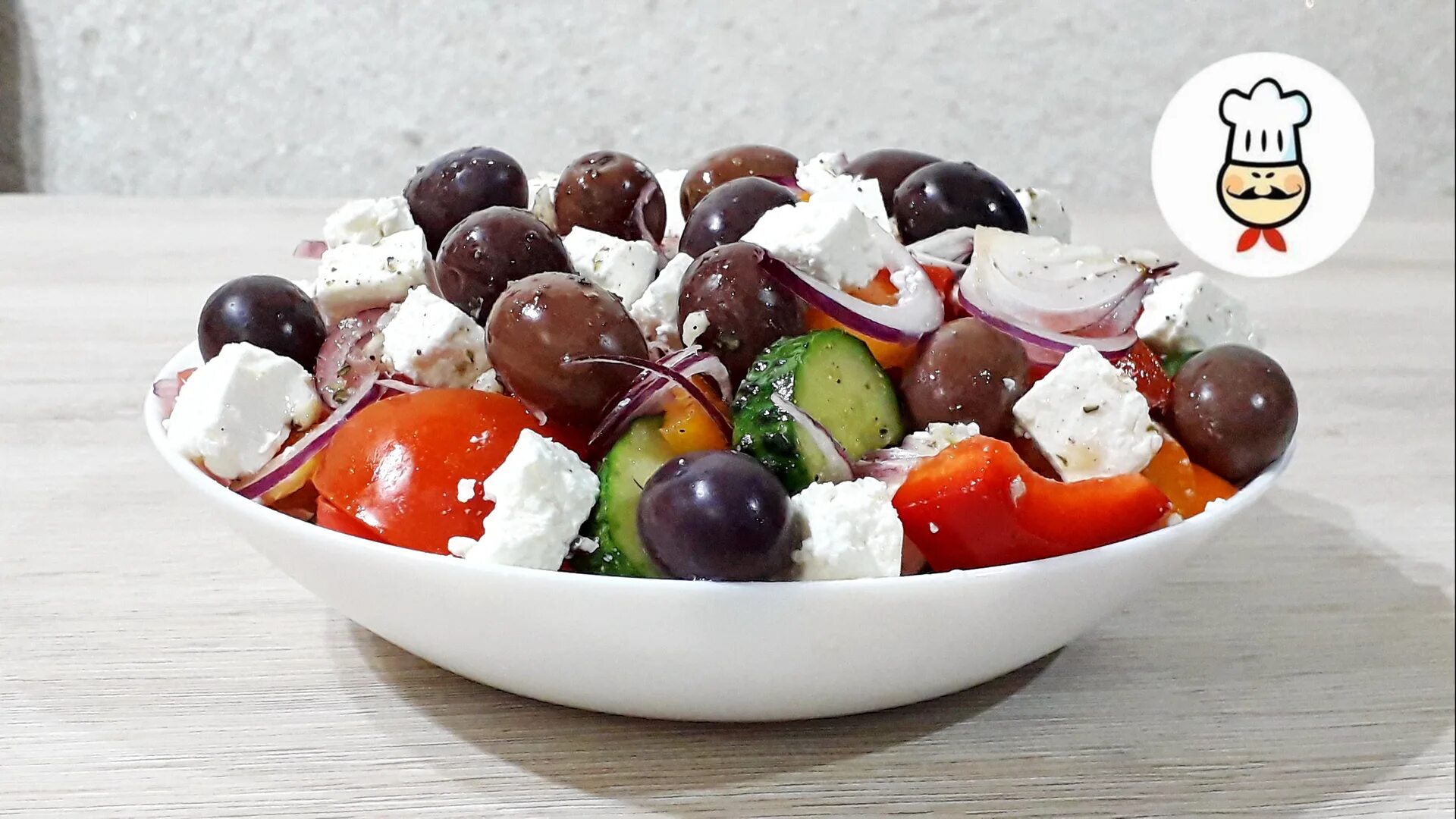 Греческий классик. Греческий салат. Вкусный греческий салат. Греческий салат заправка классическая. Салат греческий классический без маслин.