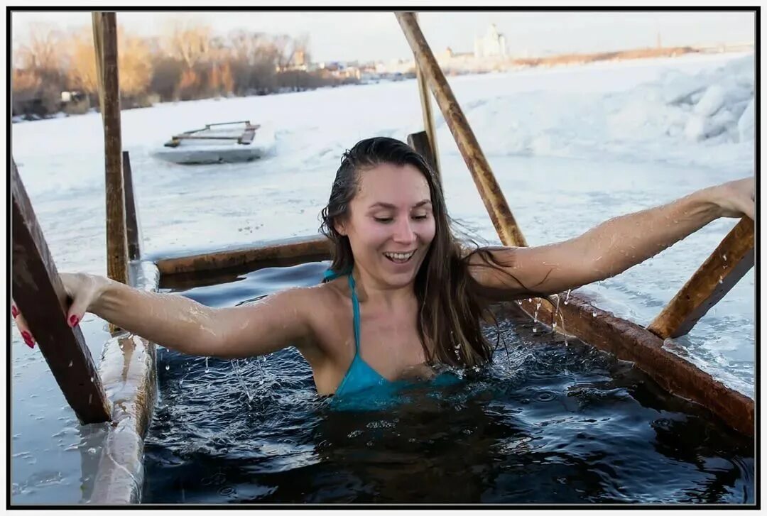 Можно купаться холодной водой. Женщины в проруби. Девушка в холодной воде. Моржевание закаливание. Женщина утонула в проруби.