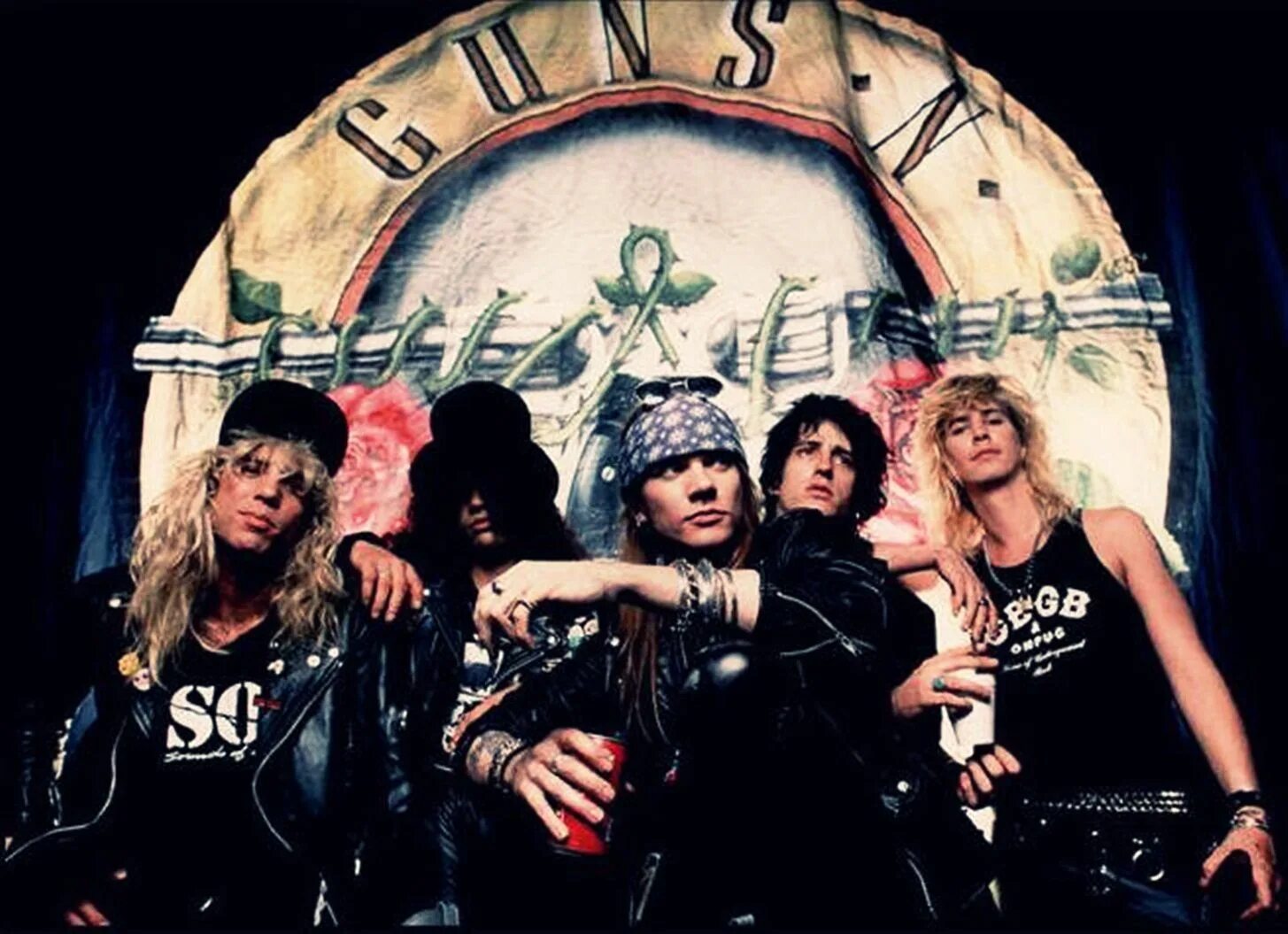 Ганзес роуз слушать. Группа Ганзен роузес. Группа Guns n' Roses 1988. Рок группа Ганс н Роуз. Группа Guns n’ Roses 2020.