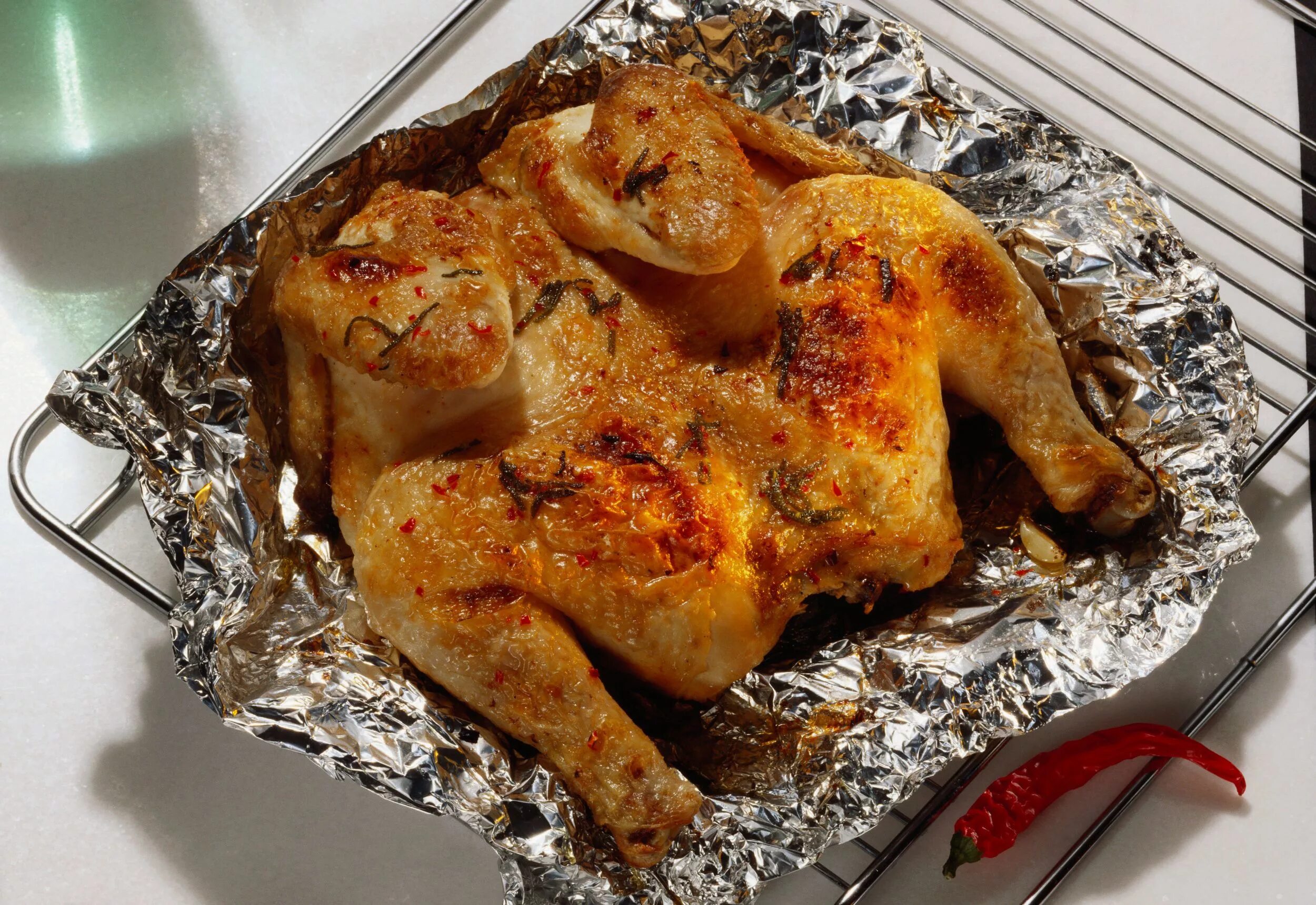 Рецепт курицы гриль в духовке. Курица в духовке. Курица запеченная в духовке. Курица в фольге в духовке. Курица запеченная в фольге.