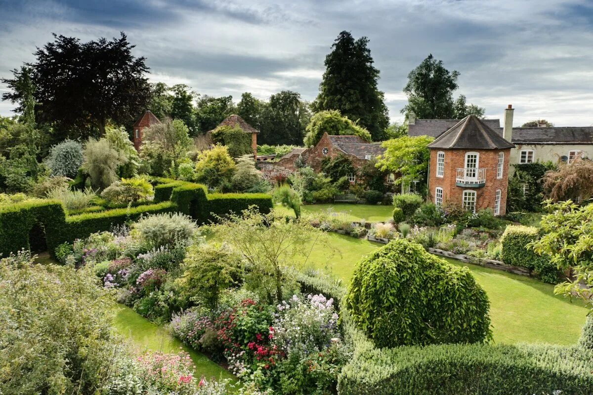Сад джоанны, швеция. Поместье территория ландшафт англия. Форест гарден садик. The telling garden. Флауэрс гарден парк.