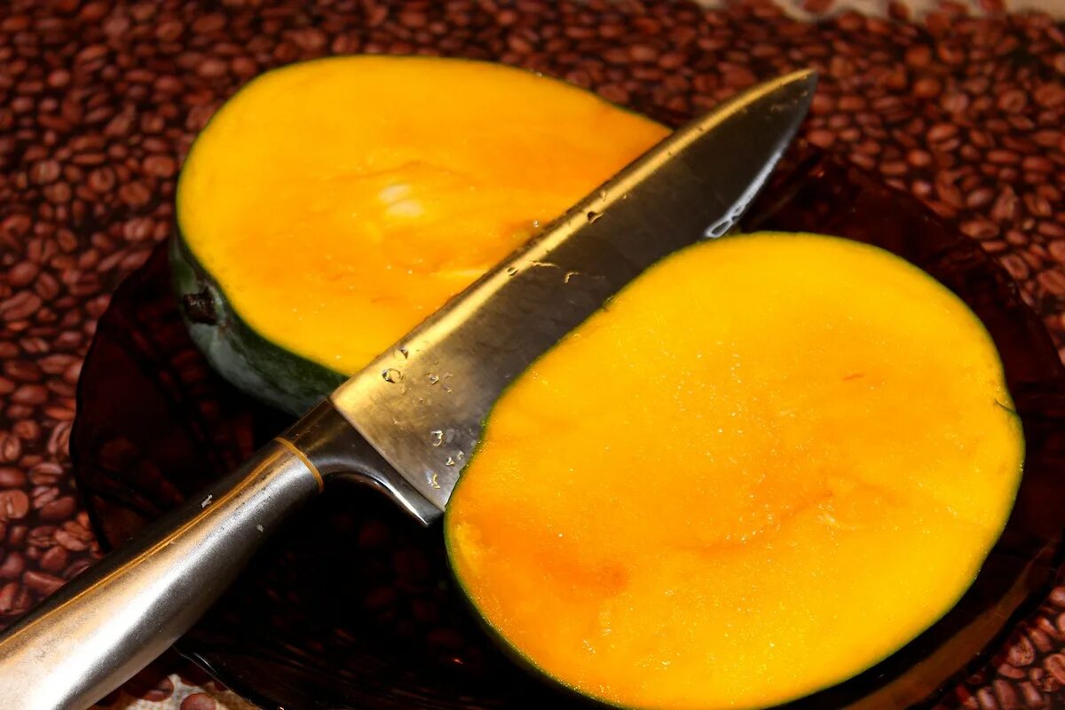 Переспелый манго. Незрелый плод манго. Манго (сорт кат чу). Манго сорт томми аткинс. Спелый плод манго.