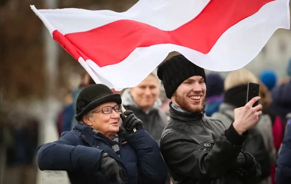 8 декабря белоруссия. Беларусь оппозиция. Белорусские оппозиционеры. Оппозиция это. Флаг оппозиции Белоруссии.