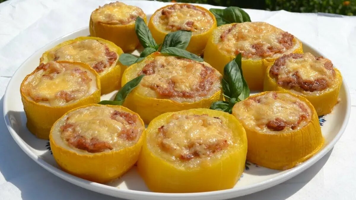 Фарш цукини. Фаршированные кабачки myasom. фаршированные кабачки с фаршем запеченные в духовке. фаршированные цукини с фаршем. фаршированные цукини с фаршем запеченные.