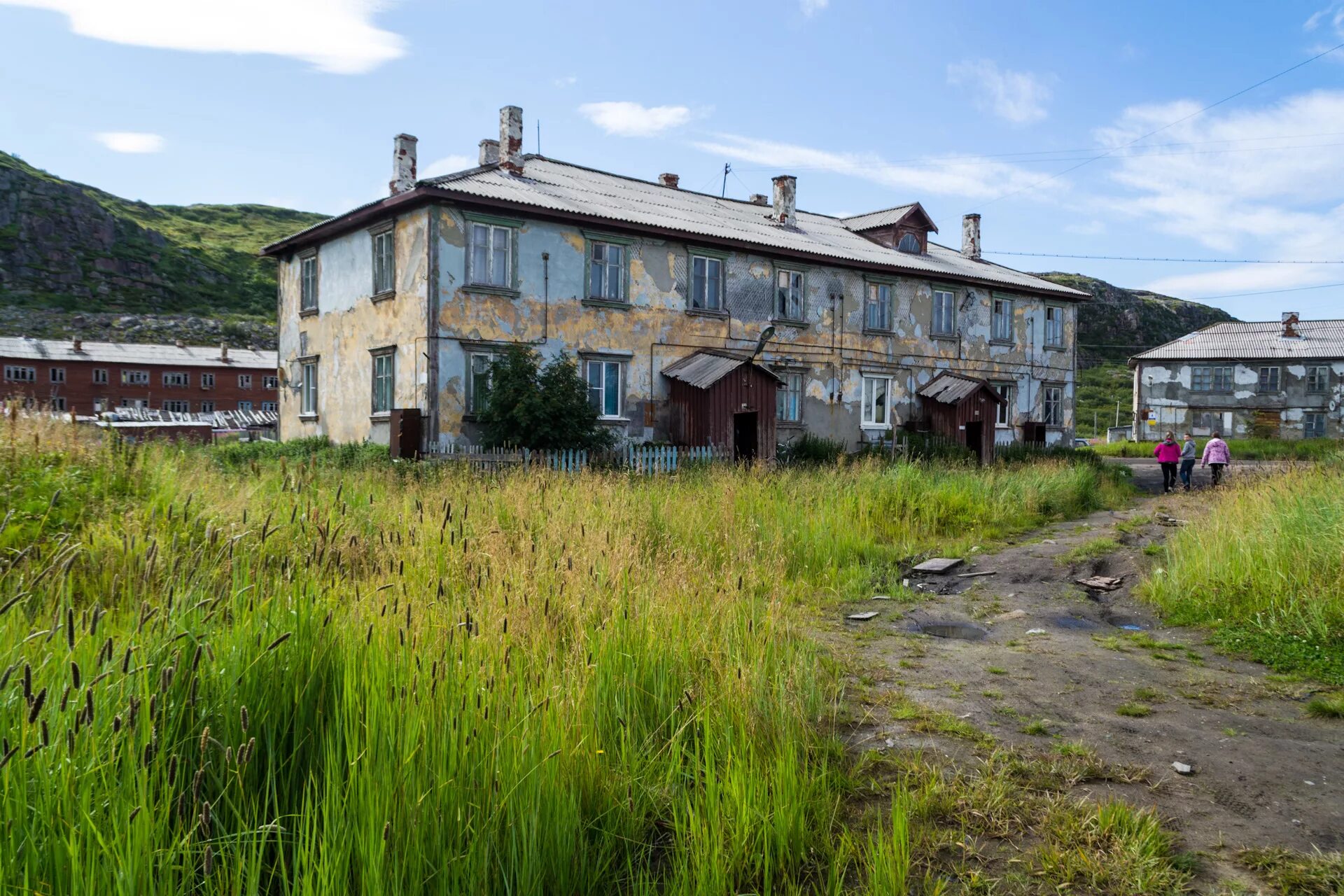 Как выглядит поселок. Поселок Териберка. Городок Териберка. Териберка разруха. Териберка в августе.