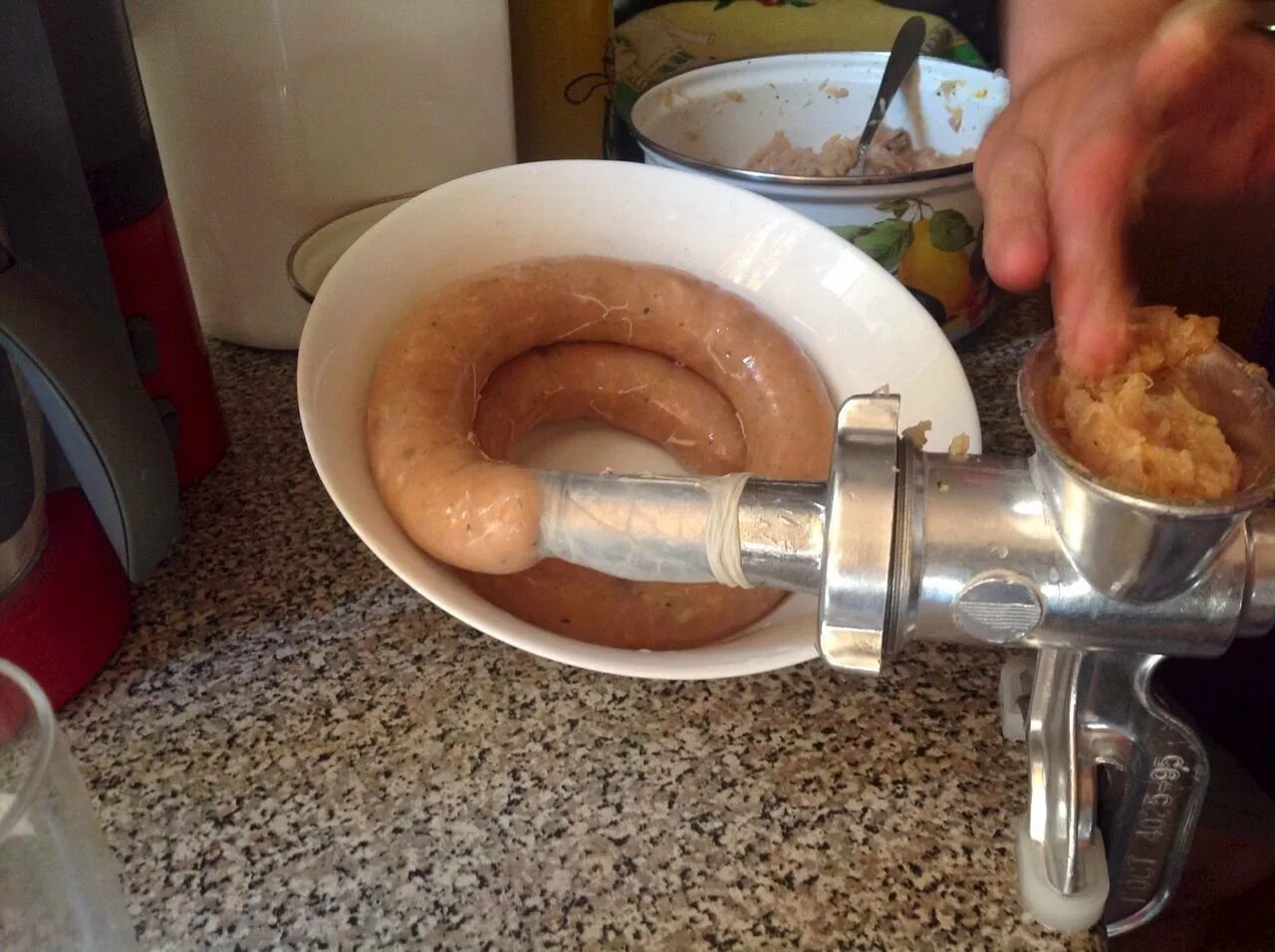 Домашняя колбаса мясорубка. Домашняя колбаса на мясорубке. колбаски через мясорубку. набивка колбасы через электромясорубку. домашняя колбаса через мясорубку.