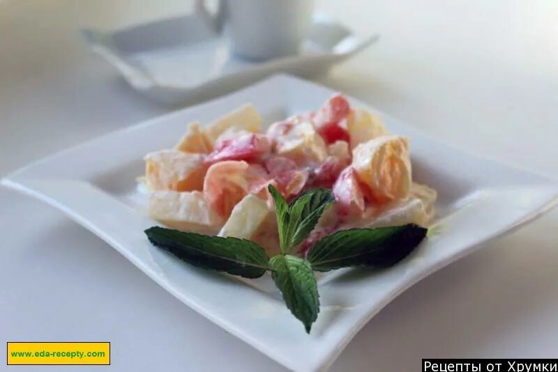 Салат с ананасом и курицей. Салат с ананасами и помидорами. Салат помидоры с ананасами сыр. Салат с ананасом и ветчиной. Салат с курицей и ананасами и кукурузой и помидоры.