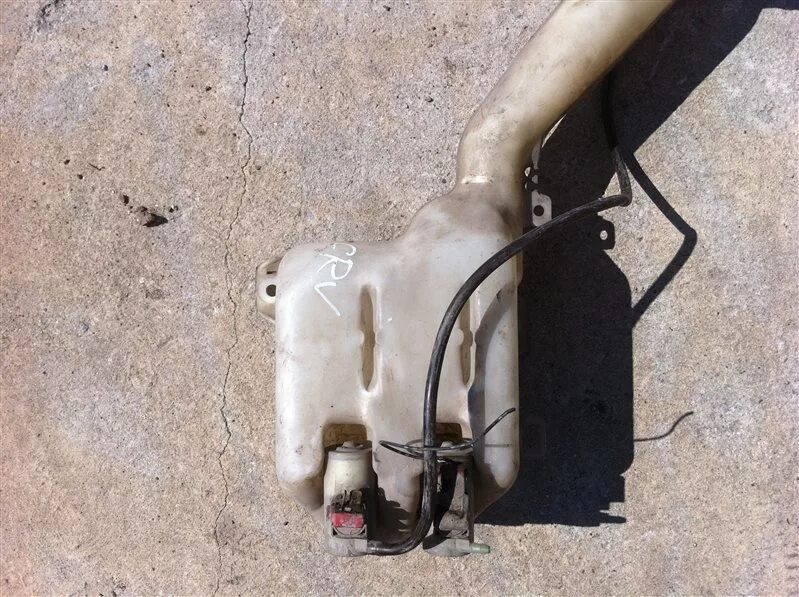 Омыватель на црв. Омыватель на црв. Клапан бачка омывателя для хонда срв 2011. Бачок стеклоомывателя honda cr-v 3. Бачок омывателя honda cr-v 4.