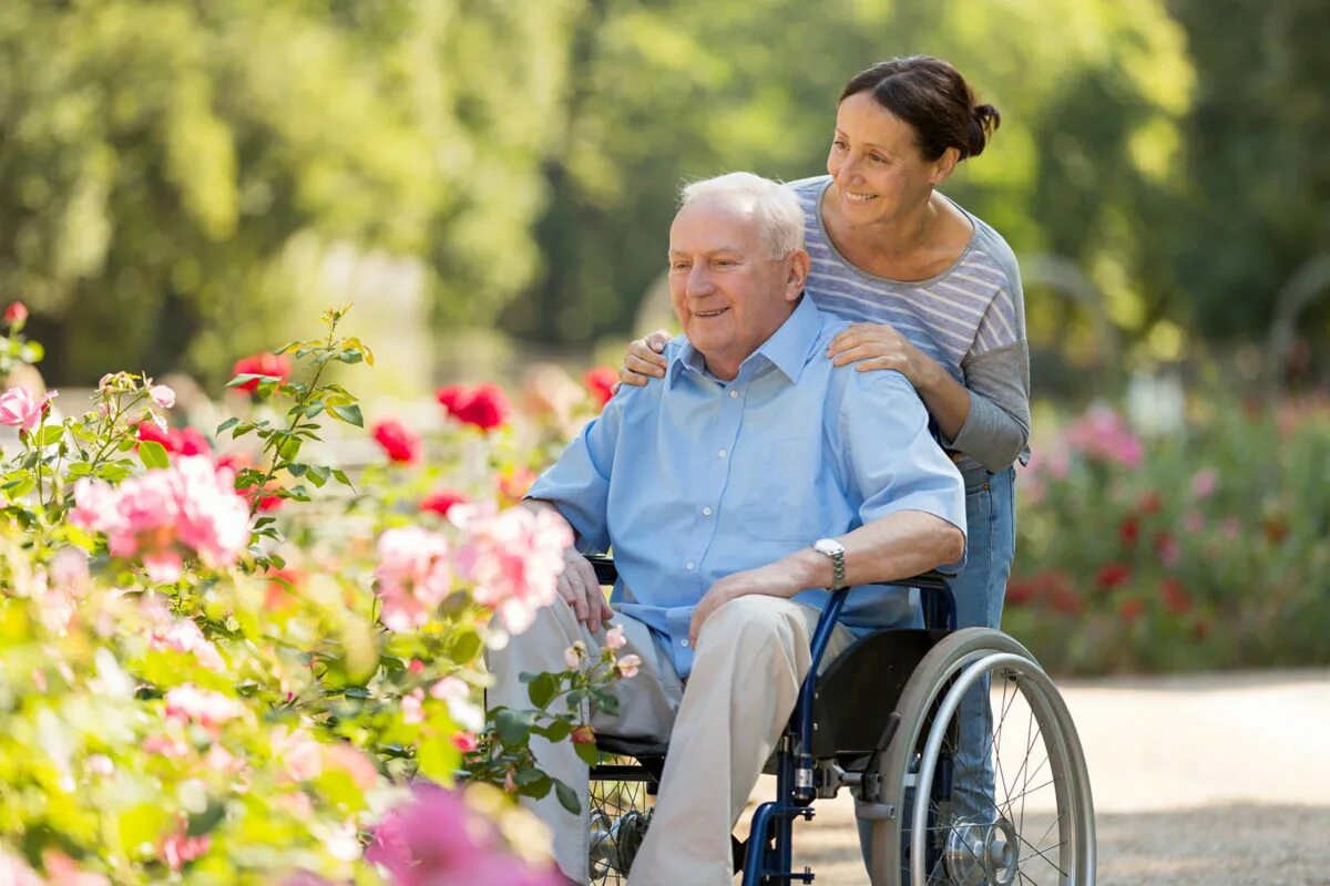 Пенсионер инвалид. Пожилые и инвалиды. Пожилые люди и инвалиды. Прогулка с пожилым человеком. Детства инвалидов и пожилых граждан