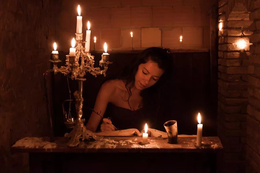 свеча очищение. старинная комната со свечёй. свечи гадальные. свечи для камина. свеча отражается в зеркале.