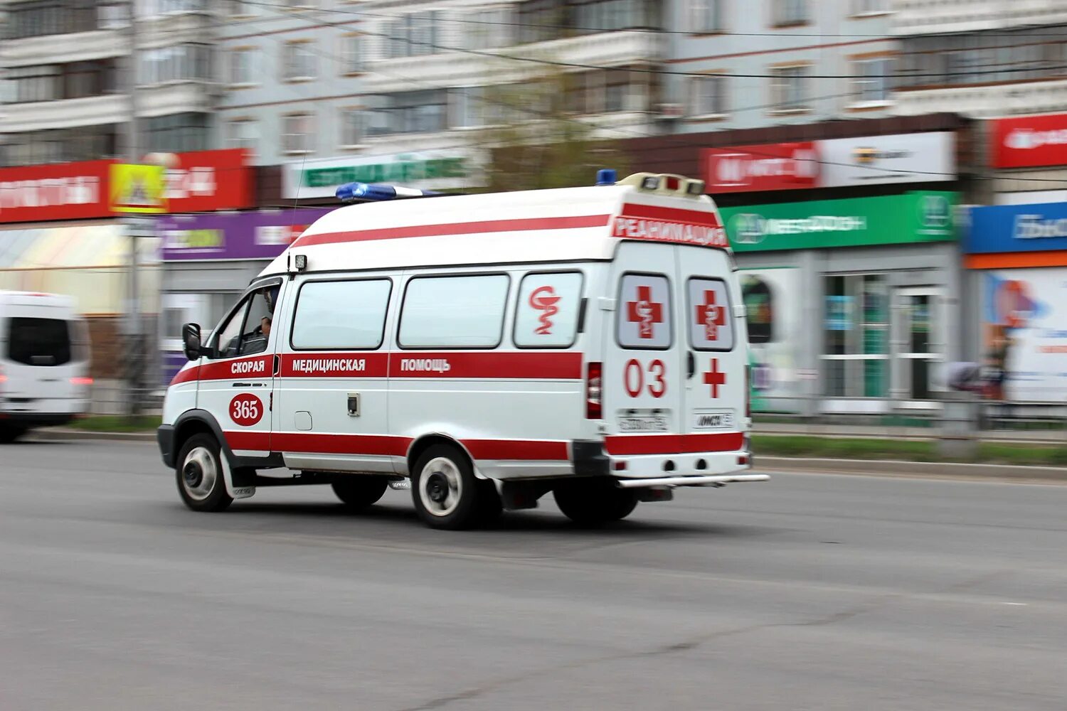 Скорая машина. Автомобиль скорой медицинской помощи. Надпись пропусти скорую помощь. 103 скорая. Скорая не успела.