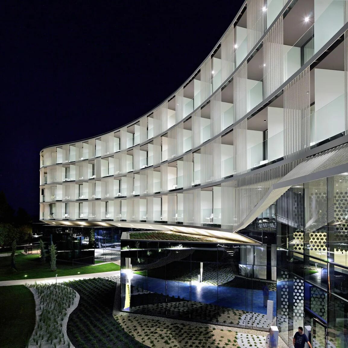 Современные гостиничные предприятия. Батуми плаза торговый центр. Гостиничный комплекс в южной корее майер. Рэдиссон блю фасад. Гостиницы проекты современные.