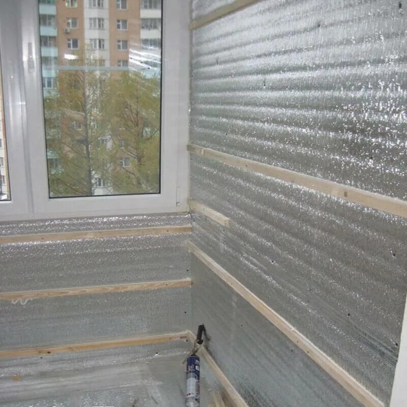 Утепление пенофолом изнутри. Утепление пенофол фольгированный потолка. Теплоизоляция для стен изнутри фольгированными теплоизоляторами. Утепление пенофолом изнутри. Утепление пенофолом изнутри.
