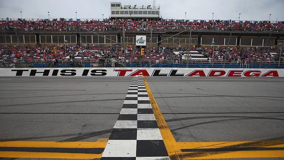 Старт гонки f1. Гран при испании 2013. Start race. Старт гоночной трассы. Формула 1 финиш.