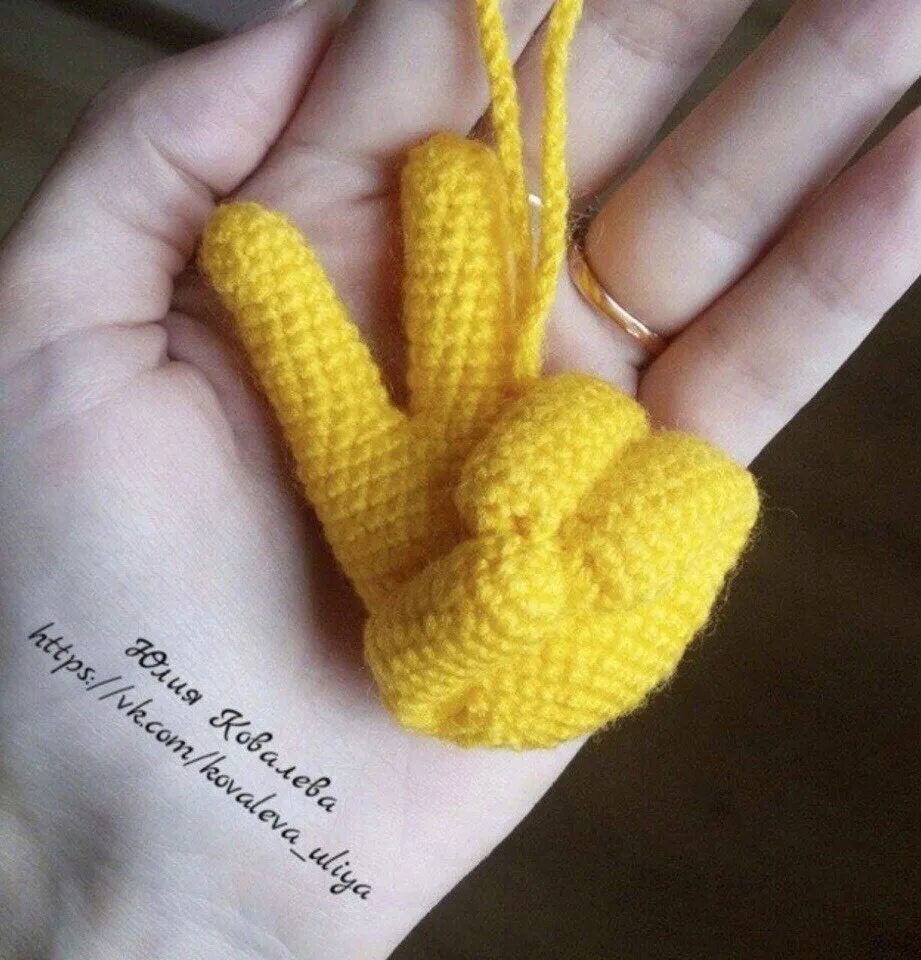 Игрушка связанная руками. Вязаная ручка с пальчиками. Амигуруми на палец. Амигуруми рука с пальцами. Ручки с пальчиками крючком.