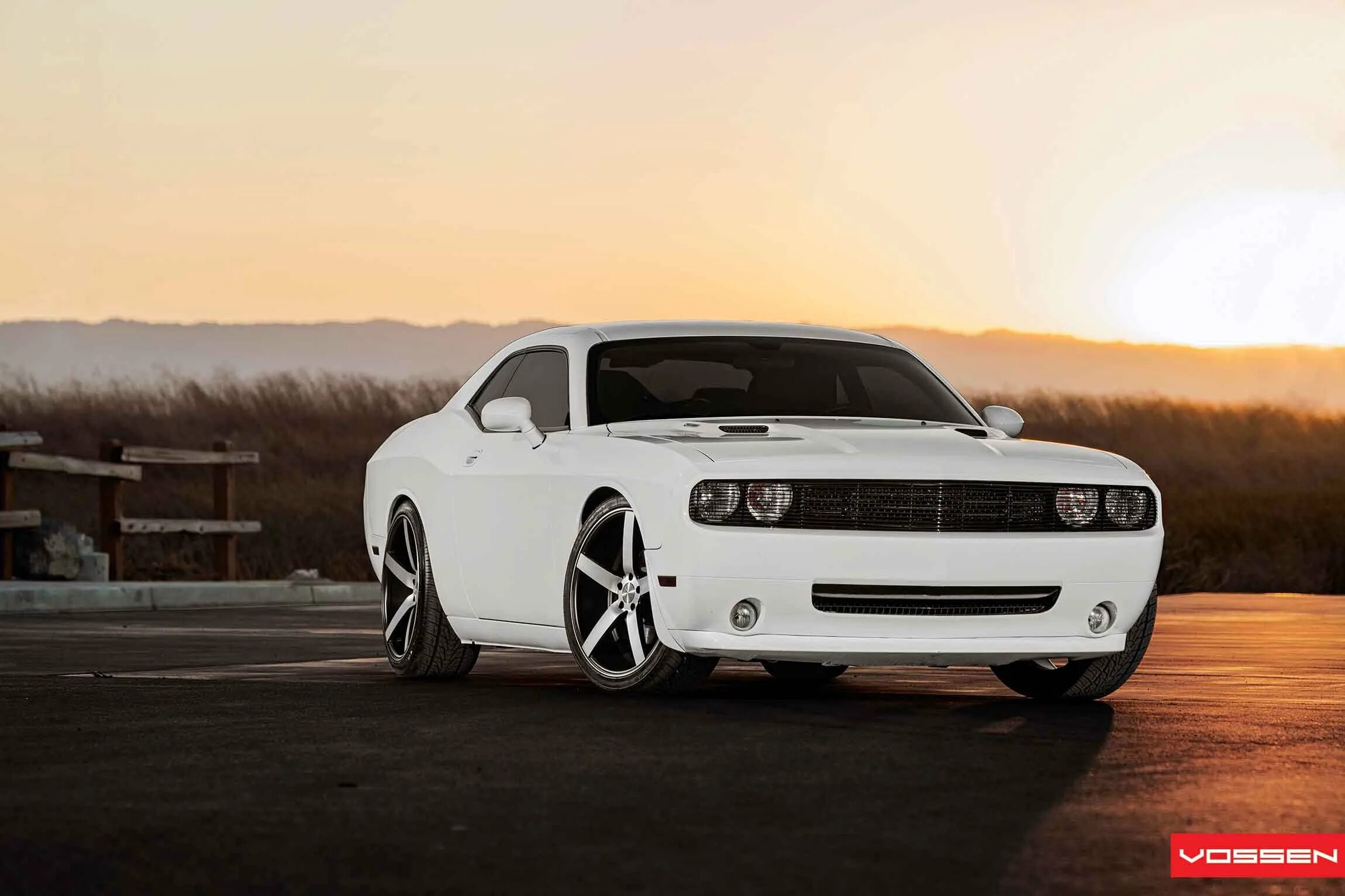 Диски челленджер. Додж челленджер vossen. dodge challenger r22. додж челленджер белый. додж челленджер vossen cv3.