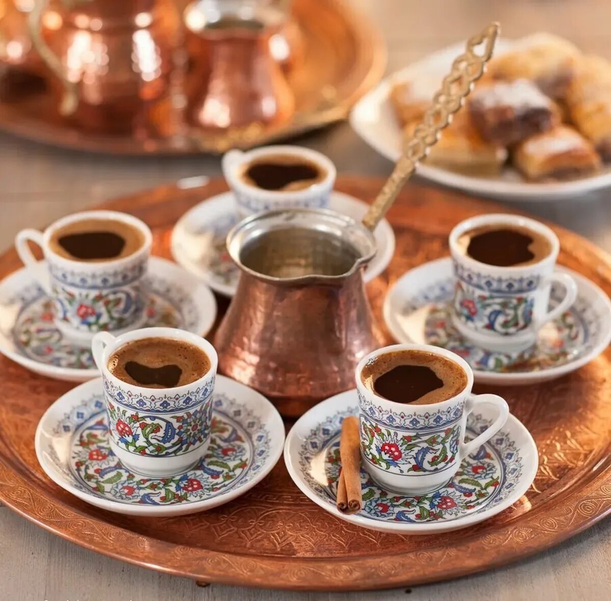 Турецкий кофе для турки. Турецкий кофе Turkish Coffee. Османский турецкий кофе. Турецкое кафе. Чашка для кофе по-турецки.