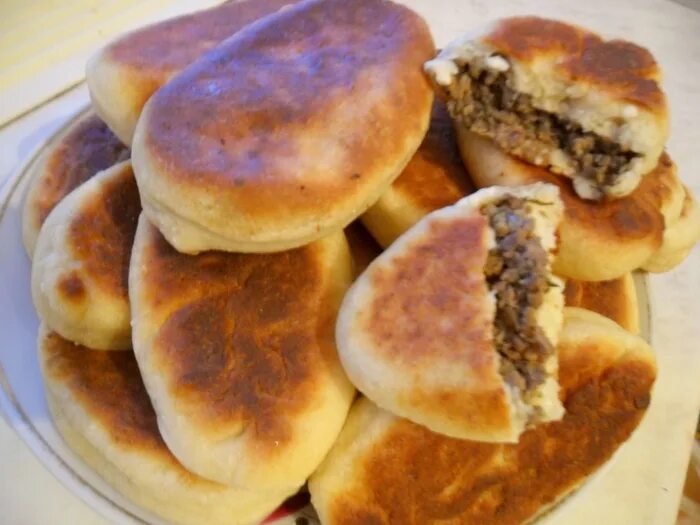 Вкусный ливер для пирожков. Пирожки с ливером начинка. пироги с ливером начинка. пирожки с легкими. пирожки с начинкой из легки.